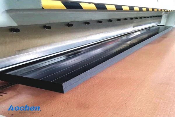 Làm thế nào để cắt tấm váy cao su?